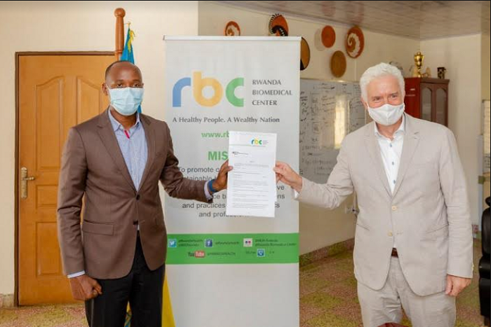 Dr Sabin Nsanzimana na Dr Kurz, nyuma yo gushyira umukono ku masezerano