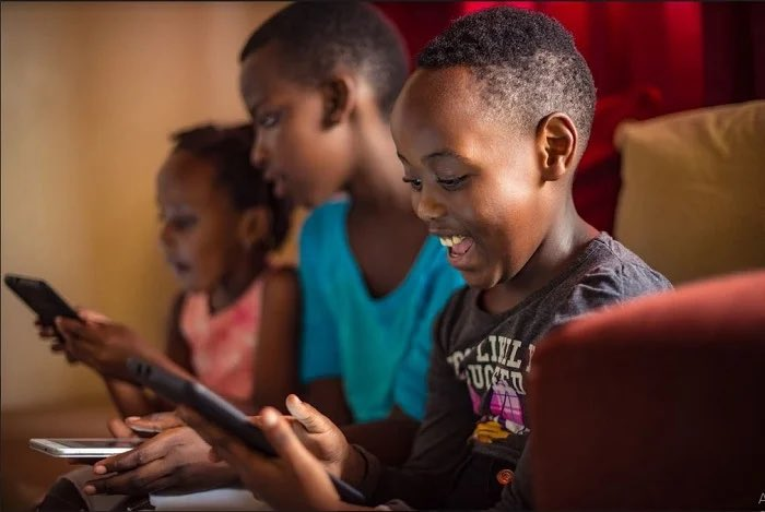 Ese mubona gahunda yo kwimakaza amasomero y'ikoranabuhanga (Digital Library) yagira uruhe ruhare mu gukemura ibibazo bigaragazwa?