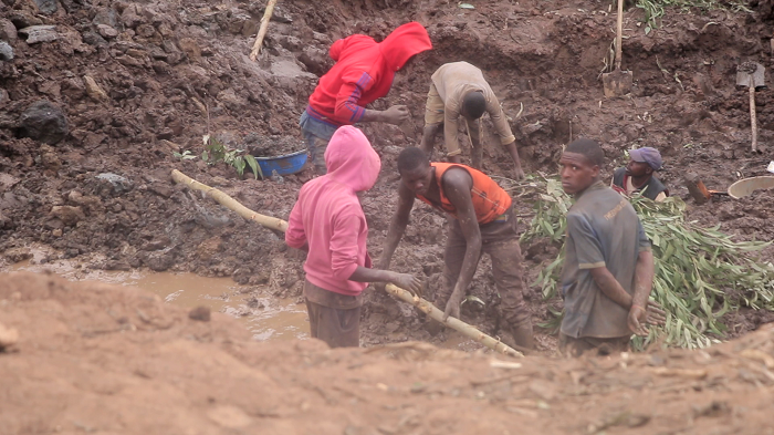 Abiganjemo abasore usanga aribo birirwa bashakishamo amabuye y'agaciro