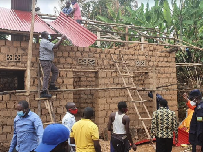 Guverineri Gatabazi asaba abaturage kuzirika ibisenge birinda ibiza