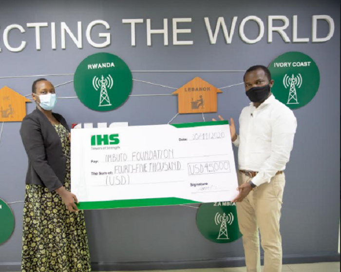 Umuyobozi Mukuru wungirije wa Imbuto Foundation Geraldine Umutesi (ibumoso), hamwe n