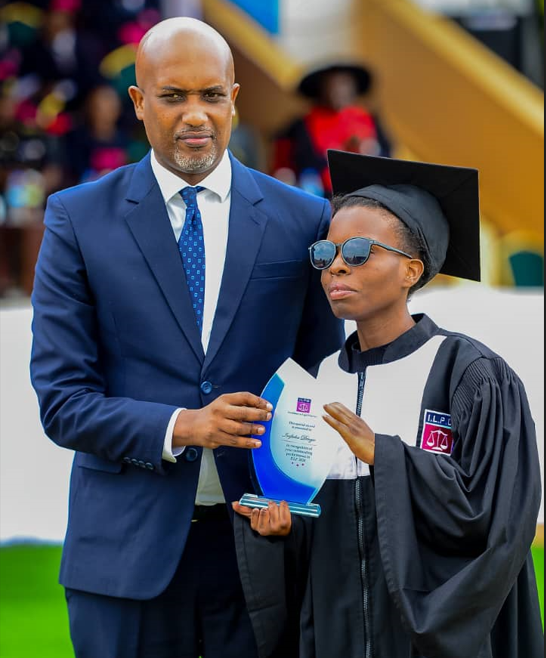 Minisitiri Ugirashebuja ahemba umwe mu babaye indashyikirwa