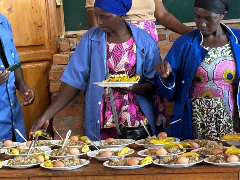 Abajyanama b'ubuzima muri ECD bategurira abana amafunguro, bakabagaburira berekera ababyeyi uko bagomba kubigenza mu ngo