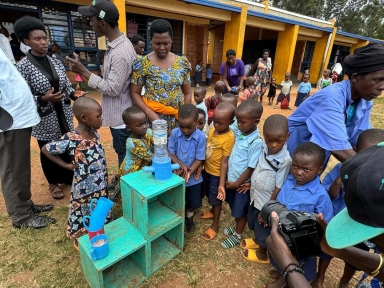 Abana barigishwa gukaraba intoki mu kwimakaza isuku