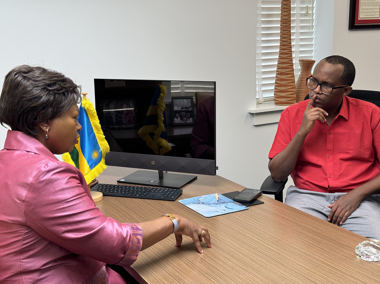 Umunyamakuru Richard Kwizera aganira na Amb. Mukantabana