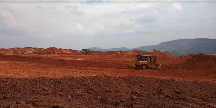 Imashini zatangiye gusiza mu mirima y'abaturage bemeye kugurisha nta gutegereza akarere