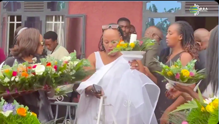 Inshuti n'abavandimwe bitabiriye umuhango wo kumuherekeza