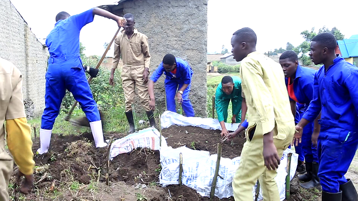 Bafasha n'abaturage gutegura indyo yuzuye, babakorera uturima tw'igikoni
