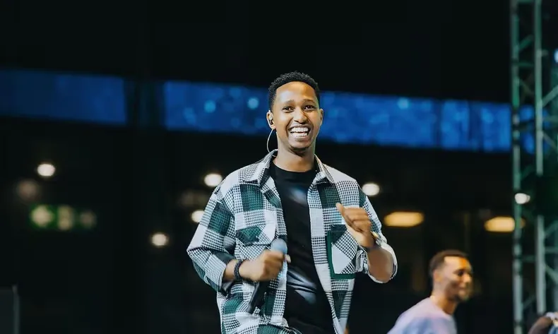 Nyuma yo gutangira gukora indirimbo zo mu Giswahili, Mbonyi yatangiye kugwiza urukundo rw'abatuye aka Karere