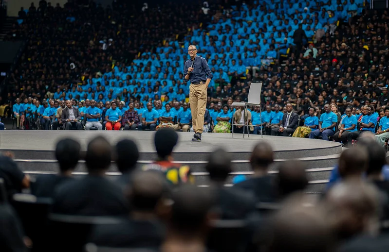 Abaturage barimo n'abajyanama b'ubuzima mu Karere ka Burera barashima Umukuru w'Igihugu wahaye Ambulance ibigo nderabuzima bidaturiye ibitaro 