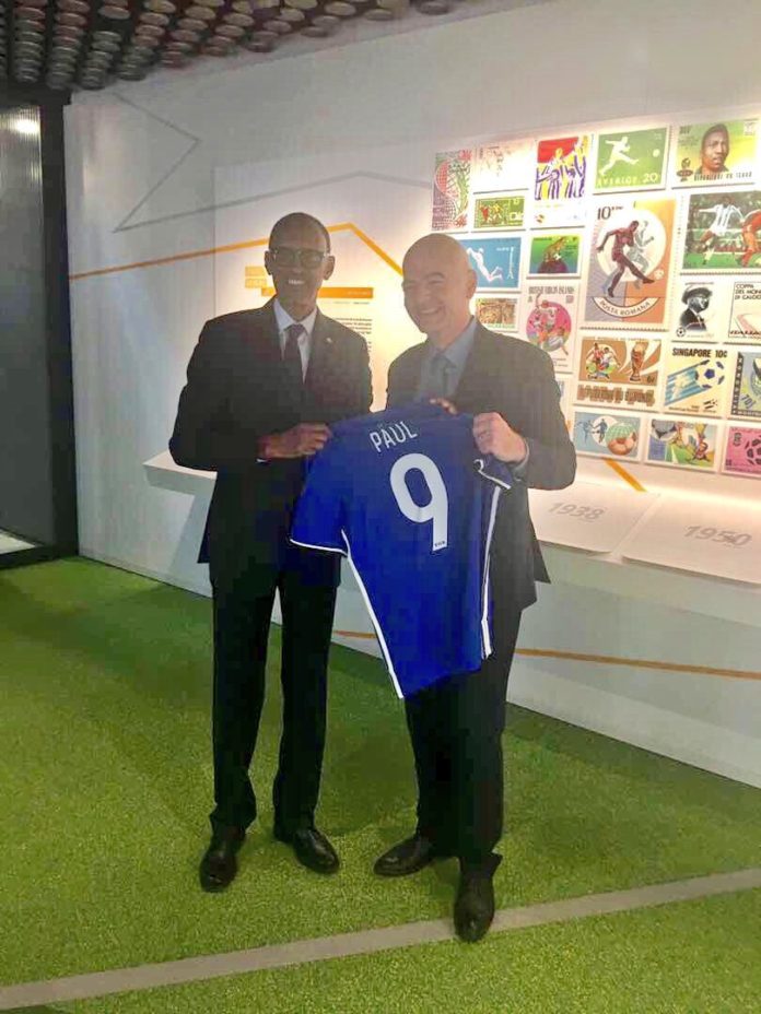 Infantino wa FIFA yahaye Impano Perezida Kagame y'Umupira wo gukinana wanditseho izina rimwe rye