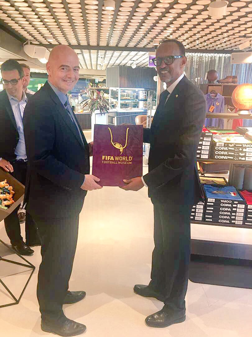 Perezida Kagame Ahabwa impano na Gianni Infantino wa FIFA 