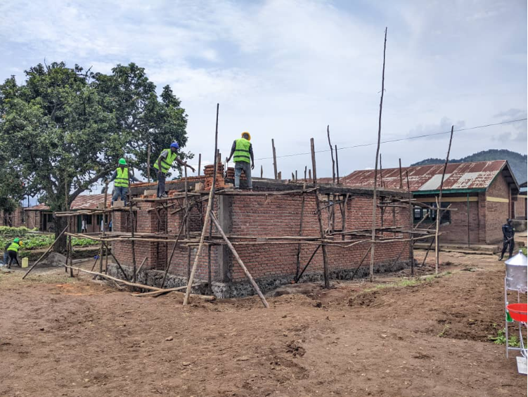 mwe mu nyubako mu zigize urugo mbonezamikurire rw'abana bato ruri kubakwa mu Mureke wa Kinoni mu Karere ka Burera