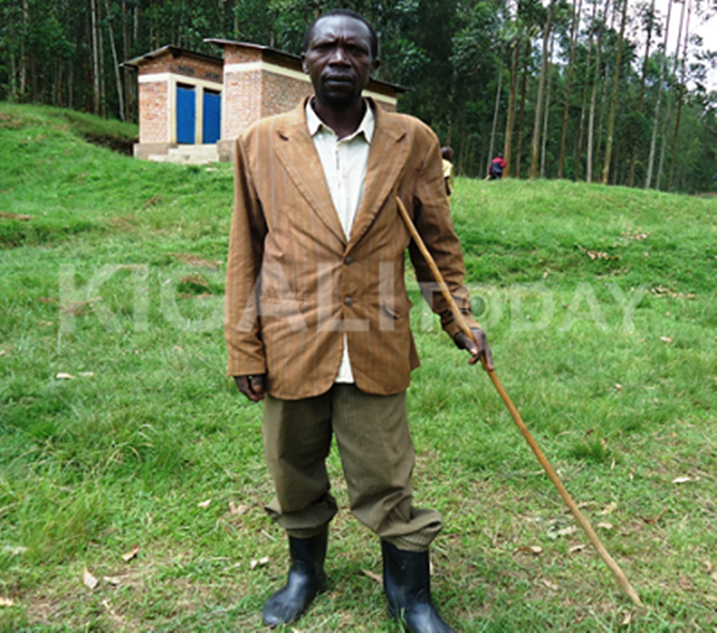 Uyu musaza ntiyumva impamvu abakiri bato bitwaza inkoni kandi bagifite imbaraga.