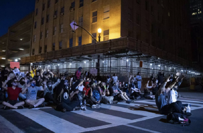Nubwo hashyizweho umukwabu wo gutaha saa mbili z'ijoro, abigaragambya baraye mu mihanda ijoro ryose. Aha ni mu Mujyi wa Louisville (Kentucky)