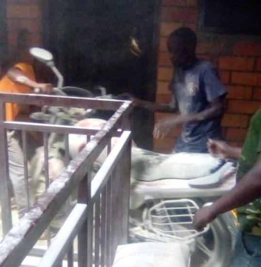 Batabaye bimwe mu byari mu nzu bitarangirika cyane