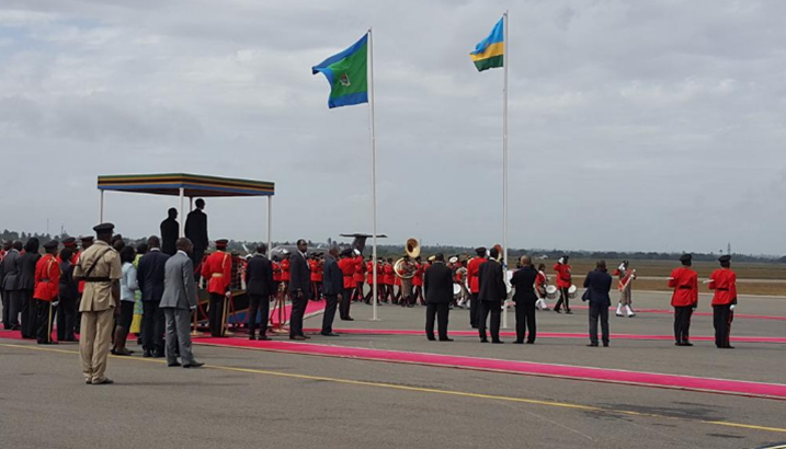 Perezida w'u Rwanda Paul Kagame yakiriwe muri Tanzania na Perezida John Pombe Magufuli.