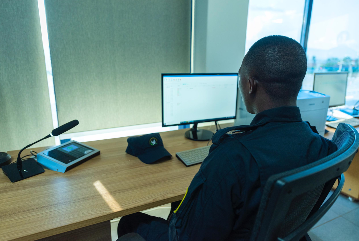 Ntibikiri ngombwa ko umupolisi ajya mu modoka ikorerwamo ibizamini, kuba yicaye gusa muri 'control room' abasha kubikurikirana