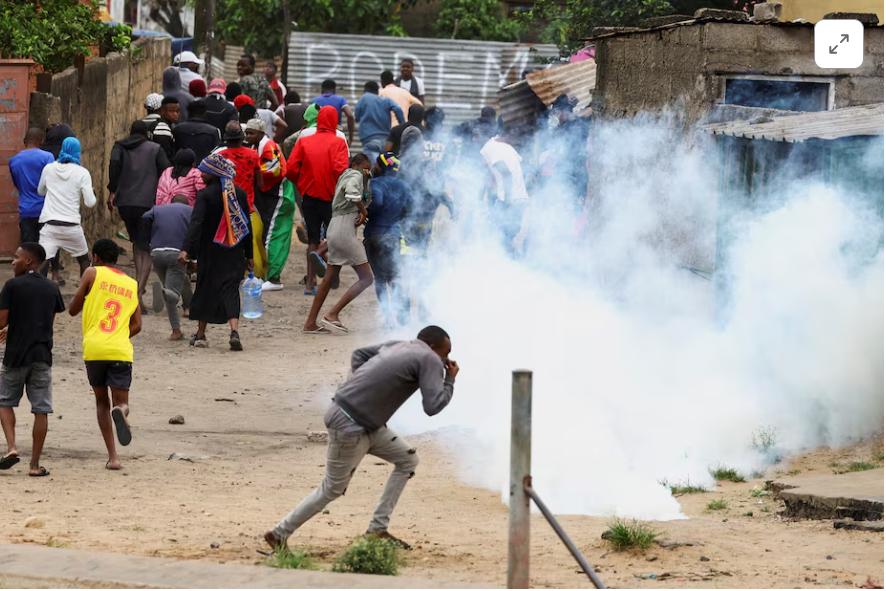 Polisi yagerageje kurasa ibyuka biryana mu maso ngo batatanye abigaragambya