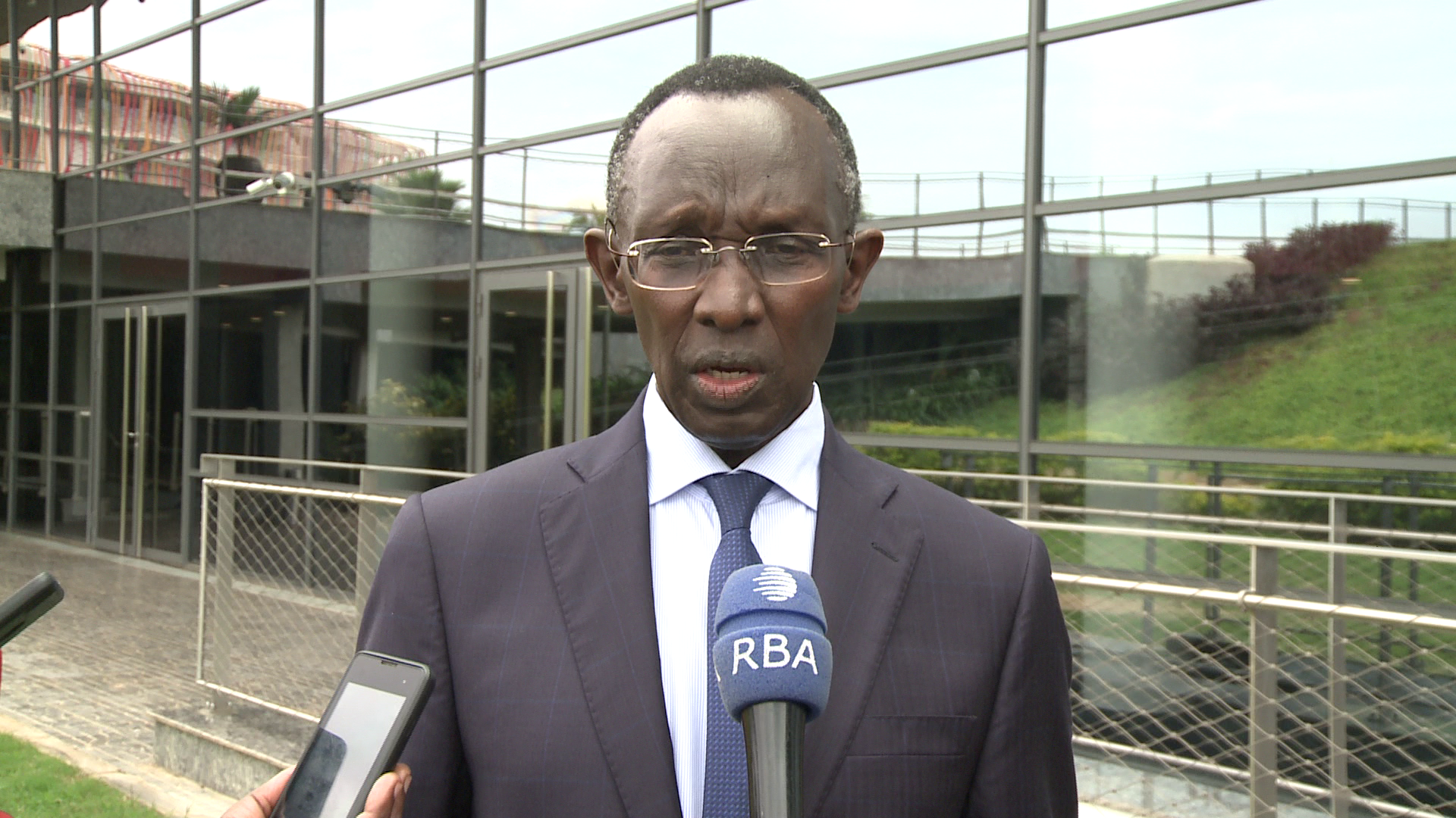 Prof Sam Rugege avuga amategeko agomba guhindurwa kugira ngo abaturage ba EAC bafatwe kimwe