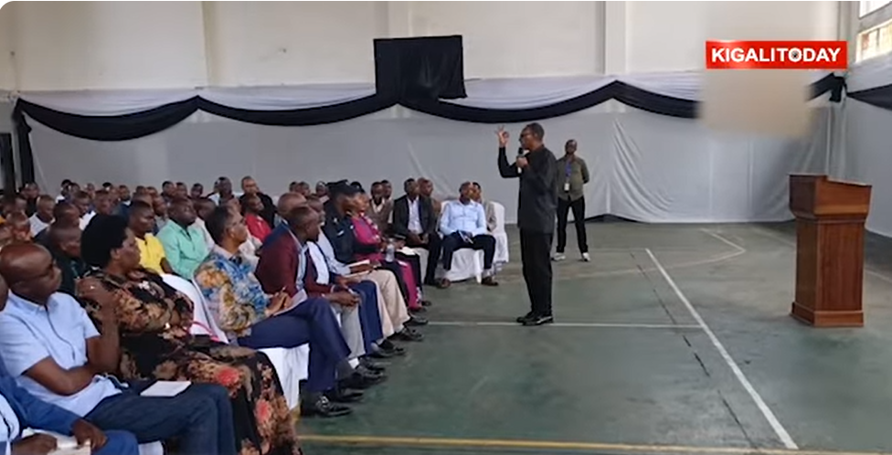 Maj Gen (Rtd) Jack Nziza aganira n'Abanyarubavu