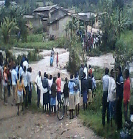 Abanyeshuri bategereje ko babona ubambutsa abahetse ku mugongo