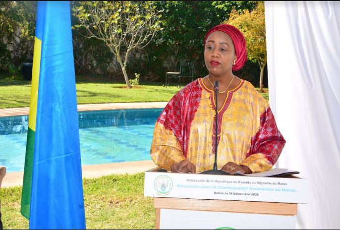 Ambasaderi Shakilla Umutoni aganira n'abitabiriye icyo gikorwa