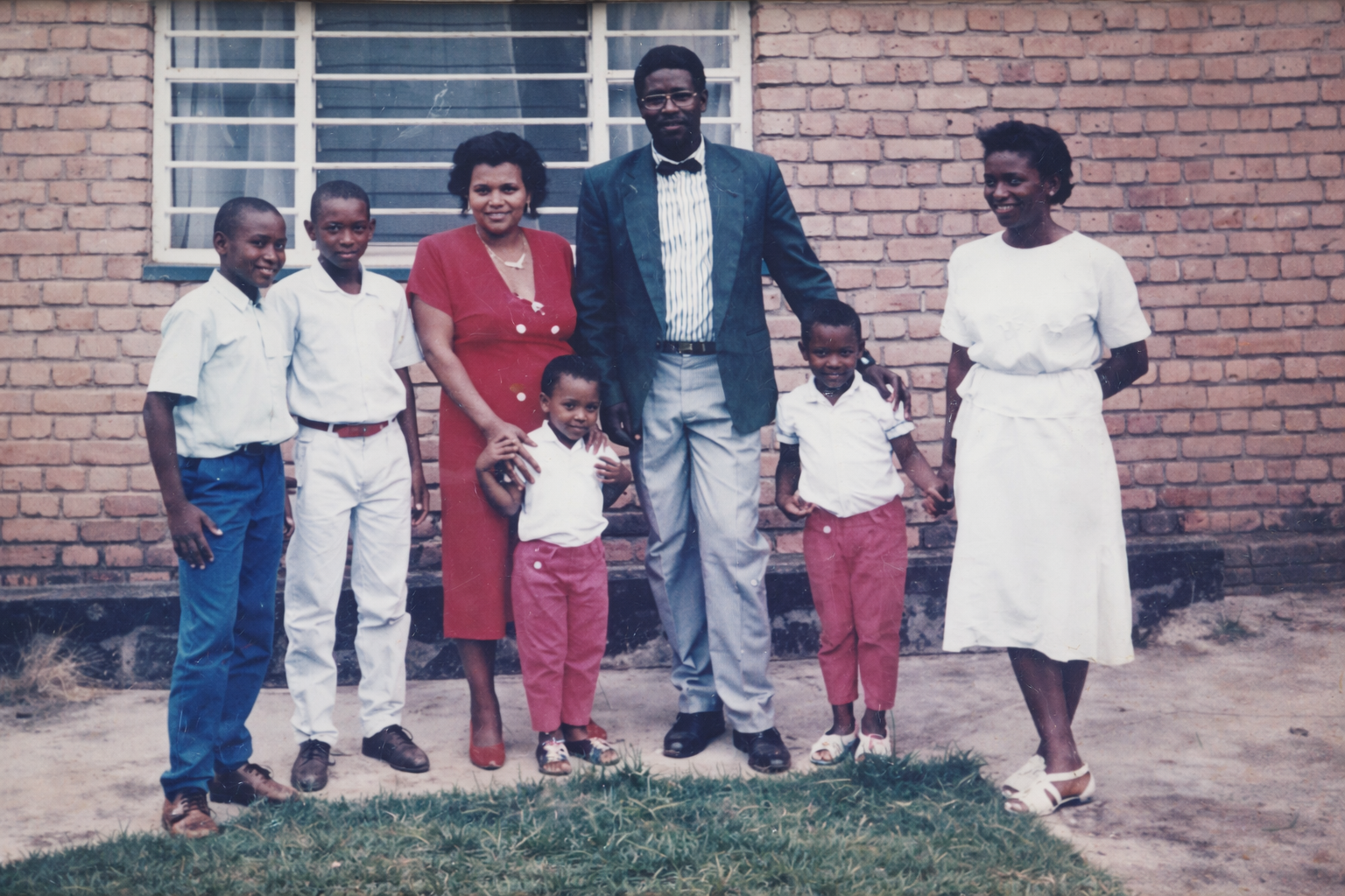 Umuryango wa Rumiya. Abarokotse ni umugore we n'abana babiri bato-bambaye umweru n'umutuku