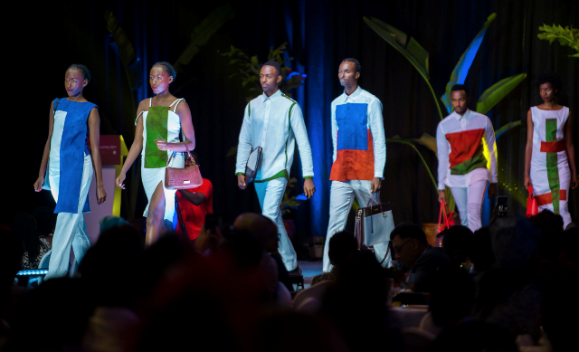 Abitabiriye iki gitaramo bamurikiwe imideli ikorerwa mu Rwanda