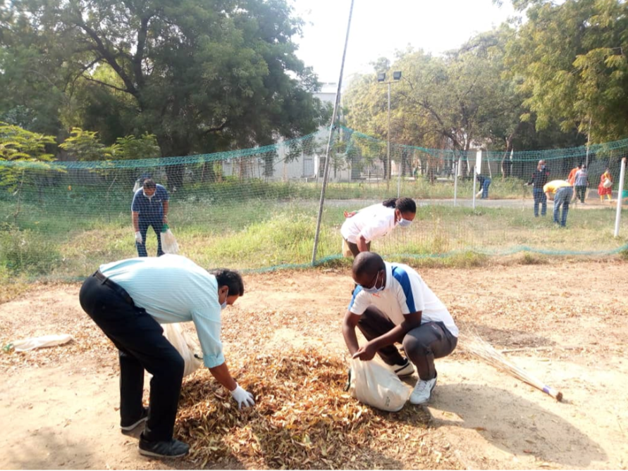 Dr Mukurira Olivier iburyo mu Muganda 