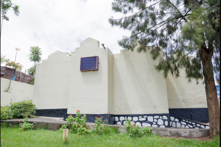 Ubwiherero rusange kuri rond point nini yo mu mujyi. Kuba buri ku muhanda si ikibazo kuko hari isuku