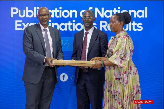 ARAKAZA Leo Victor wabaye uwa mbere mu mashuri abanza, yahagarariwe n'umuyobozi w'ishuri yigagaho