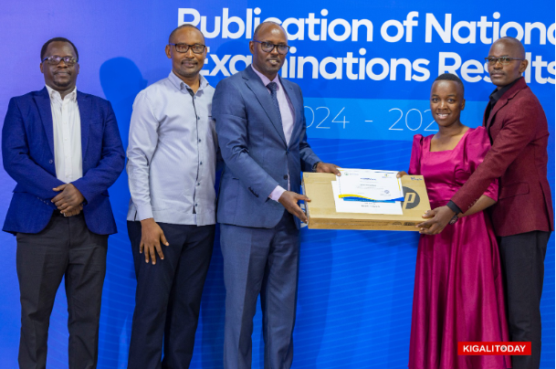 INEZA Flora Elyse, umukobwa uri mu banyeshuri bahize abandi mu cyiciro rusange ahabwa ibihembo