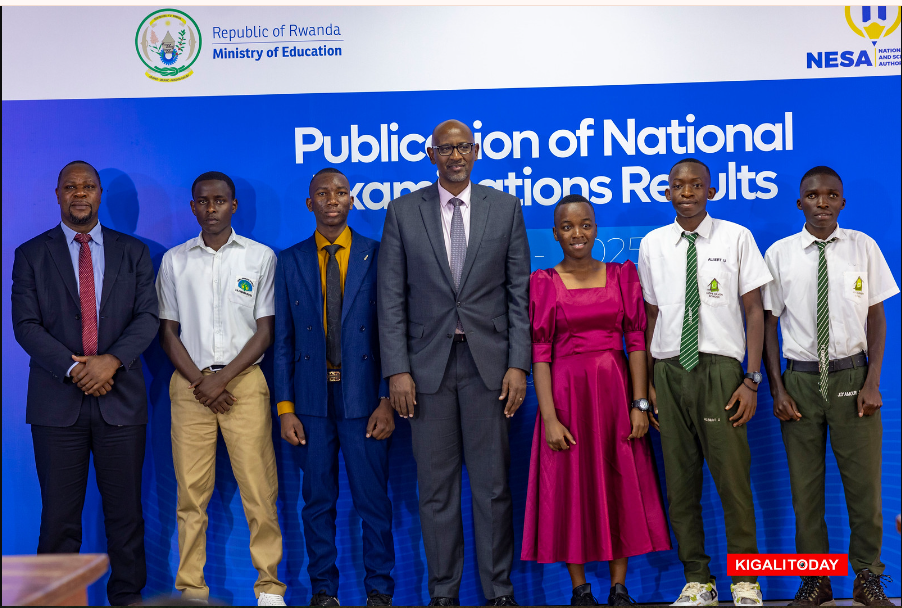 Abanyeshuri bahize abandi mu cyiciro rusange. Uwa kabiri uhereye i bumoso: IZERE Henock Tresor wabaye uwa mbere, AGABA Happy Jean Eudes, Min. Joseph Nsengimana, INEZA Flora Elyse, UWUMUREMYI Albert na NDAYISHIMIYE Jean D