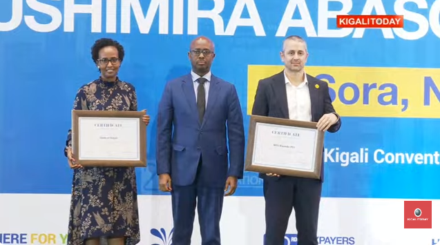 Uhagarariye BK(i bumoso) n'uhagarariye MTN Rwanda, abasora banini bahembwe kuba bamaze imyaka 10+ basora neza