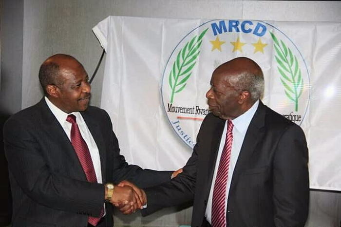 Rusesabagina (ibumoso) ari kumwe na Faustin Twagiramugu
