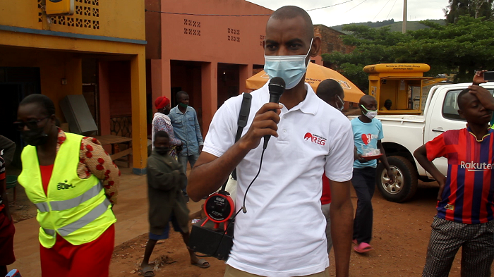 James Twesigye ukuriye ishami rishinzwe ingufu zitanga amashanyarazi adafatiye ku muyoboro rusange