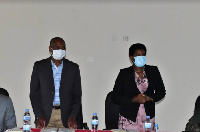 Umuyobozi w'Akarere ka Ngororero (ibumoso), hamwe n'Umunyamabanga Nshingwabikorwa w'Intara y'Uburengerazuba