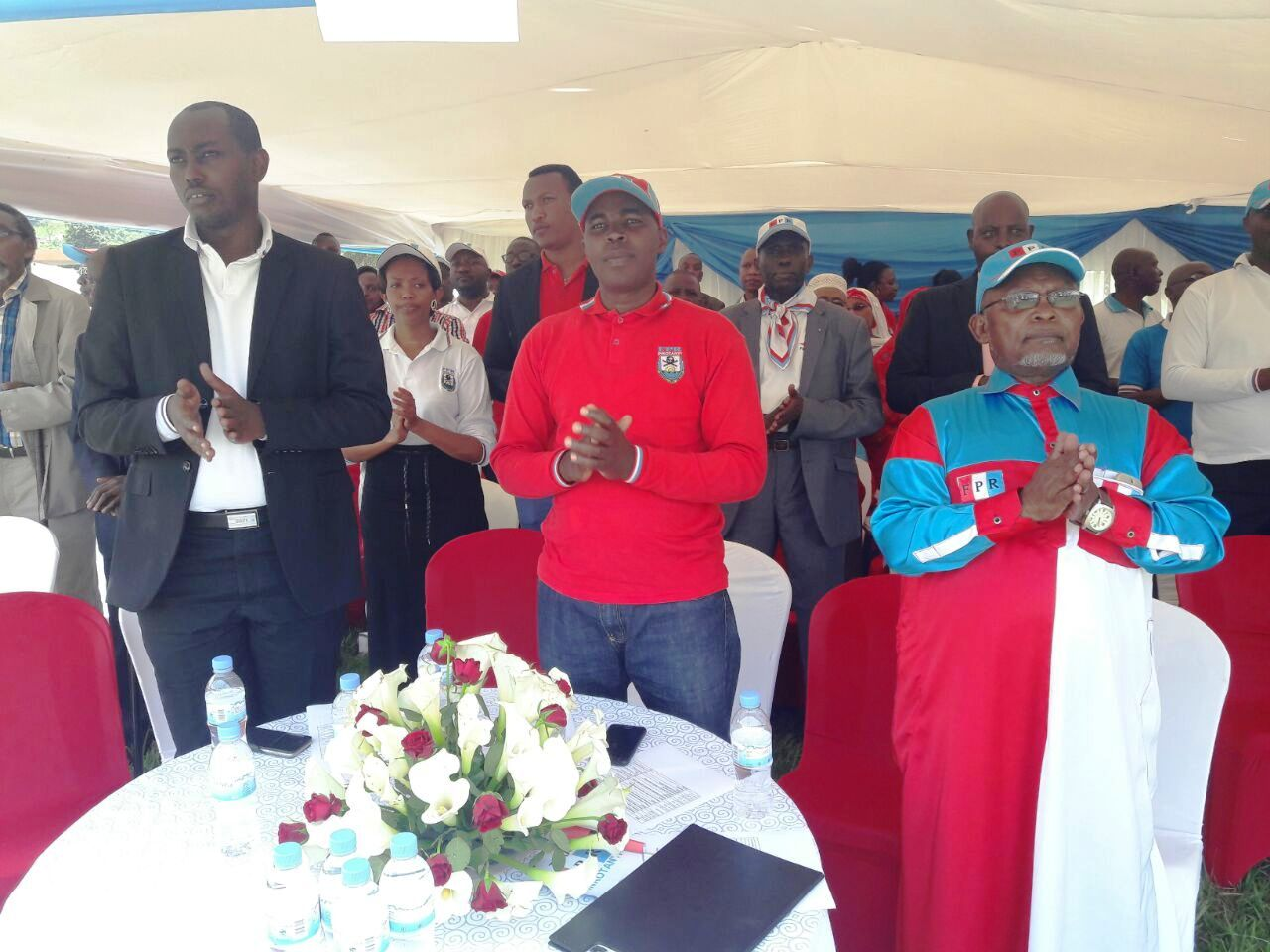 Sinamenye Jeremie ( Hagati) ukuriye RPF Inkotanyi mu karere ka Rubavu hamwe n