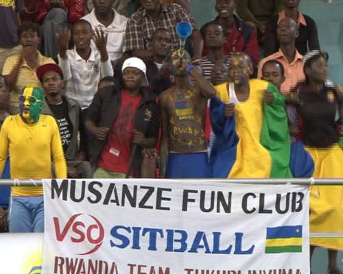 Urubyiruko ruturutse mu mpande zitandukanye z'igihugu ruragaragaza ko rushyigikiye ikipe y'igihugu.