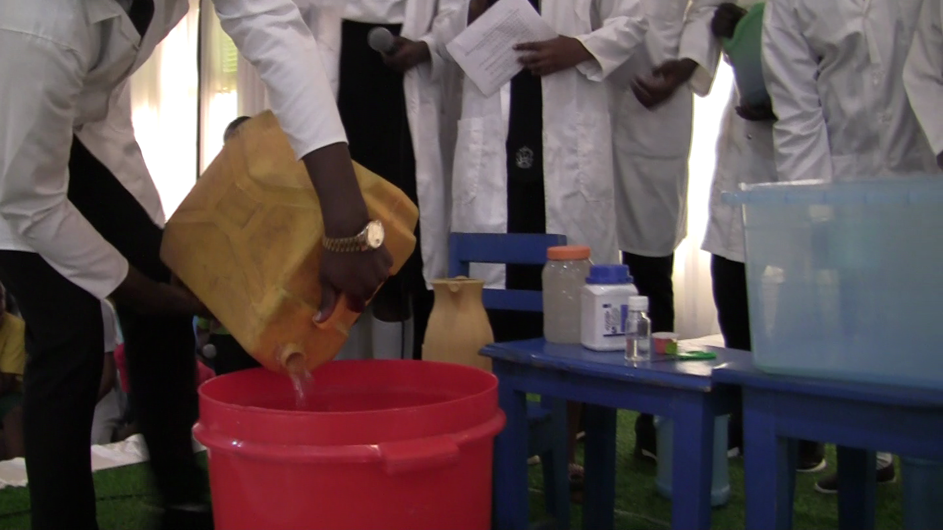 Aha barimo kwerekwa uko isabuni ikorwa 