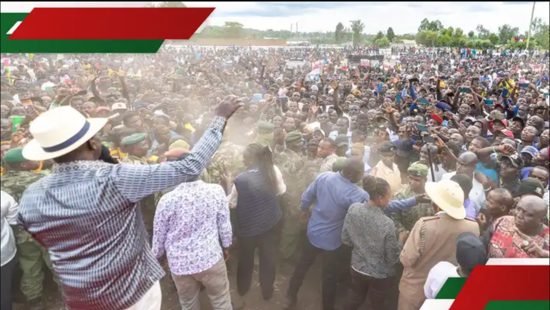 Perezida Ruto yatewe urukweto mu gihe yaganirizaga abaturage