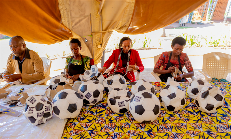 Bakora imipira ikinishwa amaguru kandi ikunzwe