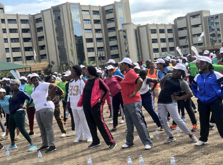 Abagore bakoze imyitozo ngororamubiri kuri Rwanda Revenue Authority banabapima ku buntu Cancer y'amabere