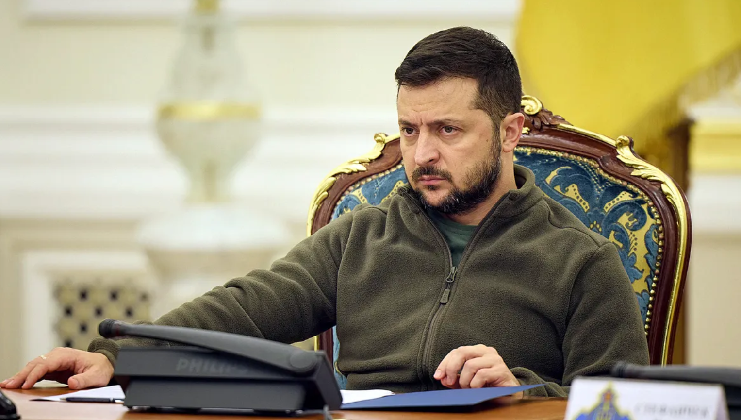 -Perezida Zelensky ngo azongera kwambara kositimu intambara yarangiye muri Ukraine 