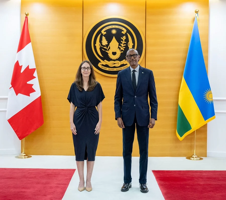 Amb Julie Crowley ubwo yakirwaga na Perezida Kagame