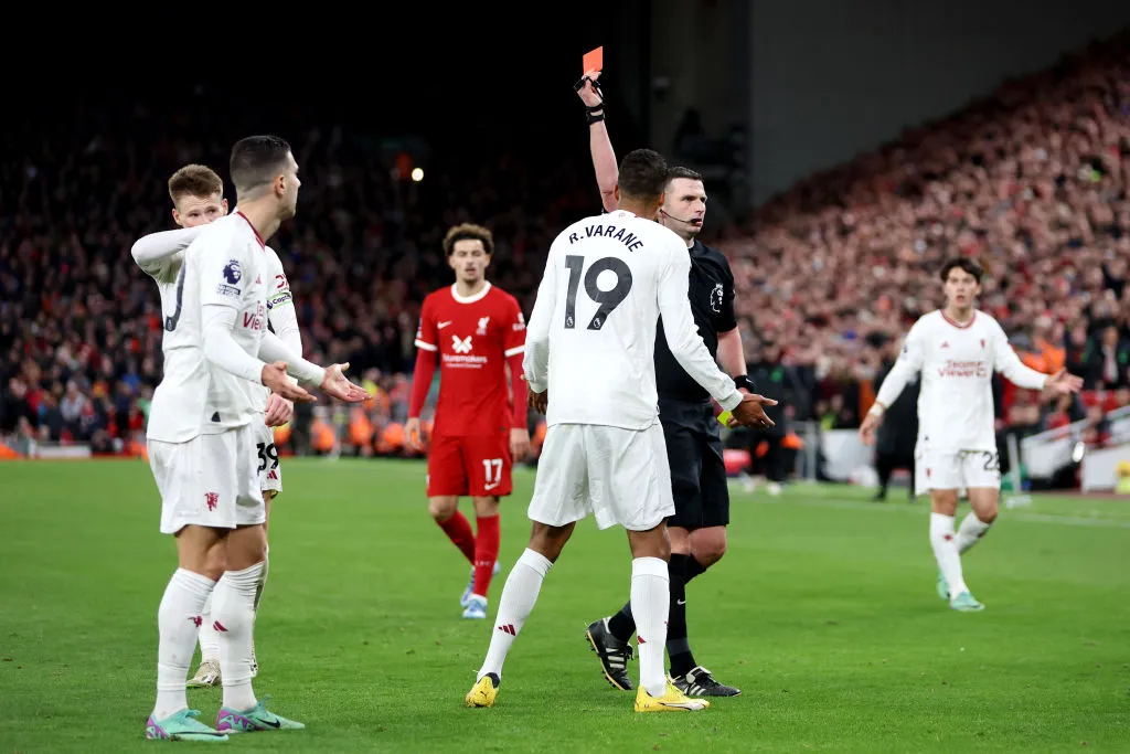 Umusifuzi aha ikarita y'umutuku Diego Dalot